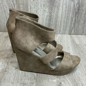 Unlisted By Kenneth Cole Day Dream Platform Wedge Taupe 8.5M